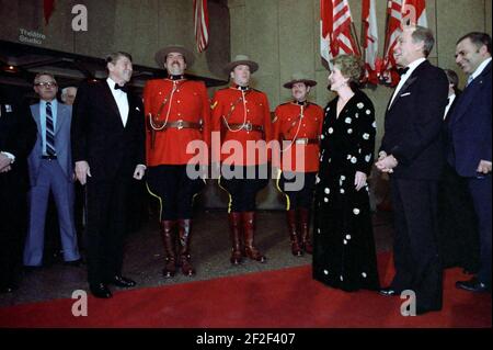 Le président Ronald Reagan, Nancy Reagan et le premier ministre Pierre Trudeau rencontrent la Gendarmerie royale du Canada lors d'une visite au Centre national des Arts, à Ottawa, au Canada. Banque D'Images