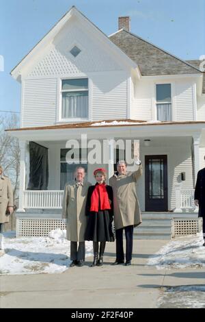 Le président Ronald Reagan, Nancy Reagan et Neil Reagan en dehors de la maison d'enfance Reagan à Dixon, Illinois. Banque D'Images