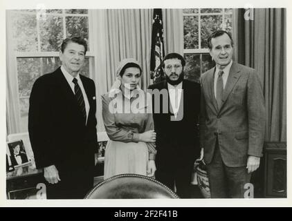 Le président Ronald Reagan, avec Avital Sharansky, Iosif Mendelevitch et le vice-président George H. W. Bush. Banque D'Images
