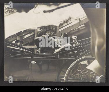 Le président Theodore Roosevelt assis dans un chariot, accompagné de deux autres hommes Banque D'Images