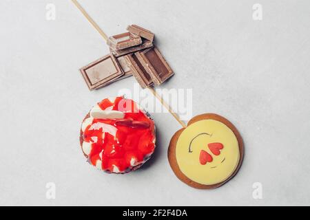 pain d'épice sous forme de smiley sur un bâton dessert de bonbons à la marmelade Banque D'Images