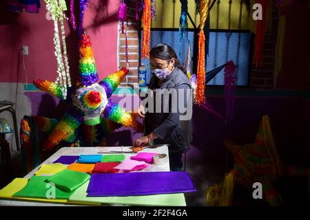 ACOLMAN, MEXIQUE - 7 MARS 2021 : une femme fabrique le pinata mexicain traditionnel, fabriqué à partir d'un pot d'argile enveloppé de papier multicolore, le pinata traditionnel prend la forme d'une étoile, avec sept points qui représentent les péchés mortels. Selon une ancienne tradition mexicaine le 7 mars 2021 à Acolman, au Mexique. Crédit : Ricardo Castelan Cruz/Groupe Eyepix/accès photo Banque D'Images