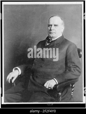 Le président William C. McKinley, portrait de trois-quarts, assis, face vers la gauche Banque D'Images