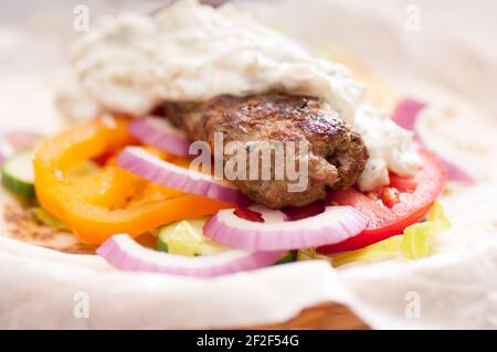 Pain plat délicieux wrap koobideh, brochette iranien avec des légumes frais et de sauce tzatziki Banque D'Images