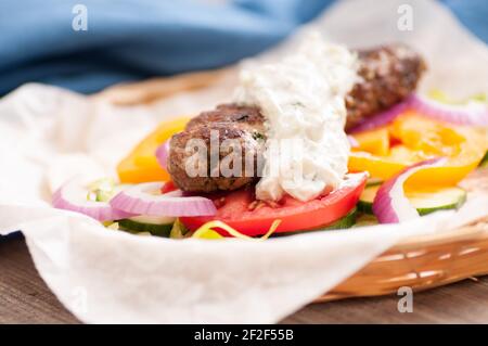 Pain plat délicieux wrap koobideh, brochette iranien avec des légumes frais et de sauce tzatziki Banque D'Images