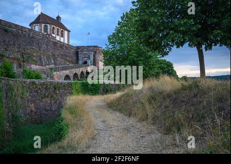 Chemin menant à la forteresse historique sur la colline. Murs hauts et forts de la Citadelle de Bitche, Moselle, France. Banque D'Images