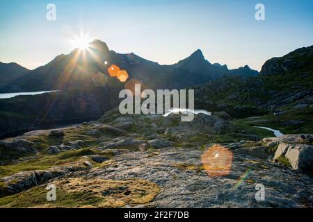 Coucher de soleil sur Munkebu et huttes sur Munken Trail à Lofoten, Norvège Banque D'Images