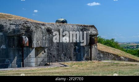 Gros plan des anciens murs en béton de la forteresse militaire de fort Casso. Défense épaisse et durable contre les attaques de l'ennemi. Mémoire de la Seconde Guerre mondiale en France. Banque D'Images