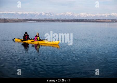 Kayak d'hiver sur le lac Issyk Kol au Kirghizistan Banque D'Images