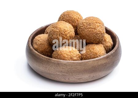 Mini oeufs de scotch dans un bol en bois isolé sur blanc Banque D'Images