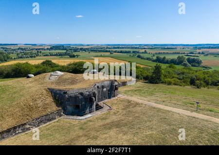 Vue aérienne de la forteresse militaire de fort Casso. Petit bunker en béton également connu sous le nom de Ouvrarage Rohrbach, une partie de la ligne Maginot située en Moselle, France. Banque D'Images