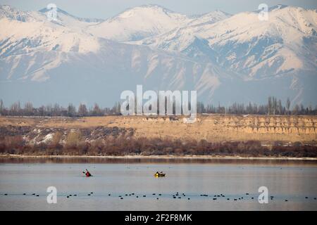 Kayak d'hiver sur le lac Issyk Kol au Kirghizistan Banque D'Images