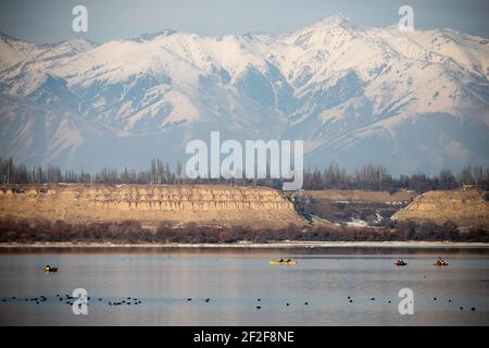 Kayak d'hiver sur le lac Issyk Kol au Kirghizistan Banque D'Images