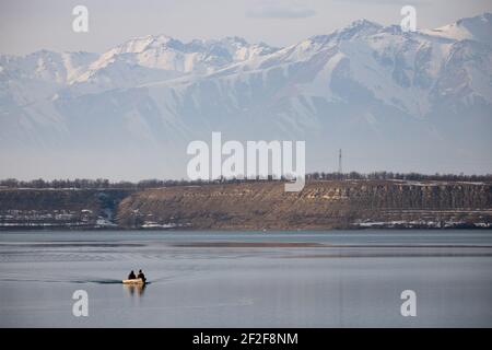 Kayak d'hiver sur le lac Issyk Kol au Kirghizistan Banque D'Images