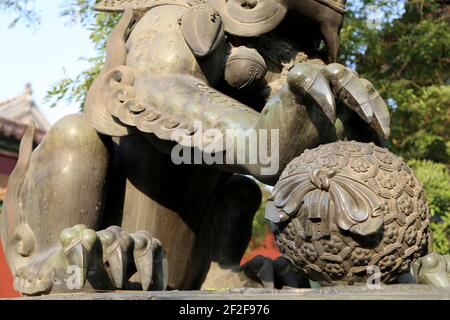 Statue de Lion en bronze tuteur Yonghe Temple (Temple du Lama) à Beijing, Chine Banque D'Images