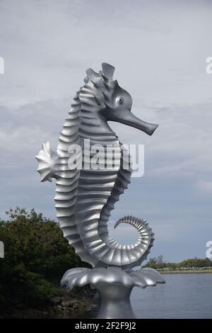 Statue de cheval de mer en acier, point de repère de la région de Miri Waterfront Banque D'Images