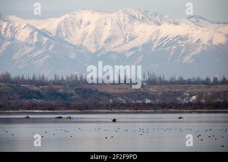 Kayak d'hiver sur le lac Issyk Kol au Kirghizistan Banque D'Images