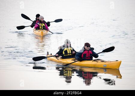 Kayak d'hiver sur le lac Issyk Kol au Kirghizistan Banque D'Images