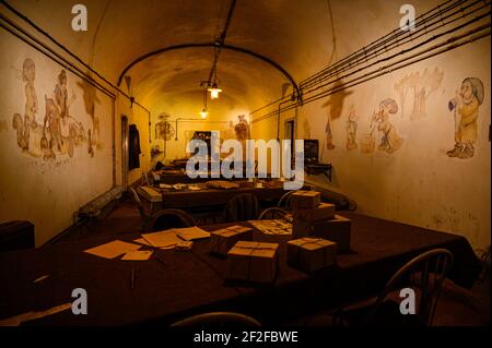 Intérieur de la fortification Simserhof. Salle souterraine pour les soldats avec décoration d'art sur les murs. Période de la Seconde Guerre mondiale. Banque D'Images