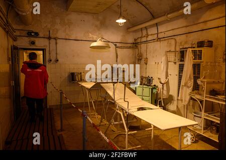 Exposition de l'hôpital de campagne de l'armée souterraine dans le musée à l'intérieur de la forteresse de Simserhof. Fortification de la Seconde Guerre mondiale. Banque D'Images