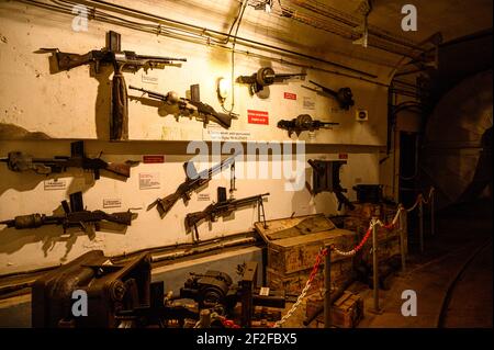 Musée de l'armée à l'intérieur de Ouvrarage Simserhof, Moselle, France. Exposition d'armes et de munitions d'époque. Banque D'Images