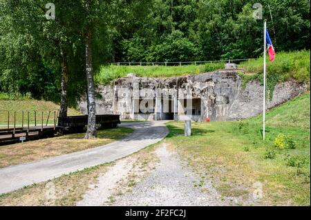 Vue extérieure de Ouvrarage Simserhof - fortification militaire historique de la Seconde Guerre mondiale Route menant à l'entrée dans la forteresse. Banque D'Images