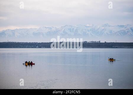 Kayak d'hiver sur le lac Issyk Kol au Kirghizistan Banque D'Images