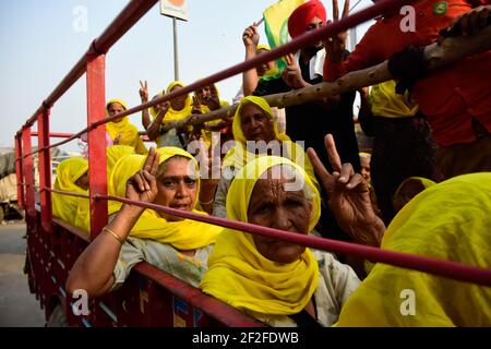 8 mars 2021 : New Delhi, Inde. 08 mars 2021. Les agricultrices se joignent à une manifestation d'agriculteurs à la frontière de Tikri près de New Delhi contre les nouvelles lois agricoles du gouvernement, à l'occasion de la Journée internationale de la femme. Des milliers de femmes se sont jointes aux manifestations des agriculteurs autour de Delhi, à l'occasion de la Journée internationale de la femme, demandant la mise au rebut des trois projets de loi agricoles adoptés par le Parlement indien en septembre 2020. Les agriculteurs et leurs familles, ainsi que les syndicats d'agriculteurs, protestent depuis des mois pour que les nouvelles lois agricoles soient abrogées, car ils pensent qu'elles ouvriraient le secteur agricole du pays à la corporatio Banque D'Images