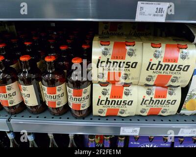 BOUTEILLES DE BIÈRE ITALIENNE EN VERRE ICHNUSA SUR UNE ÉTAGÈRE DE MAGASIN Banque D'Images