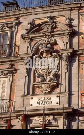 L'ESCUDO EN LA FACHADA DE LA CASA DE LA PANADERIA. Auteur : Barbieri. Emplacement : HALLMARKT. MADRID. L'ESPAGNE. Banque D'Images