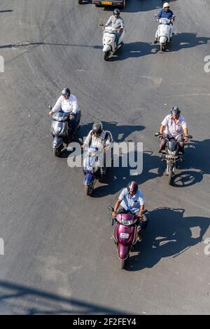 Vue de dessus de scooter et moto en mouvement, rue, Mumbai, Inde Banque D'Images