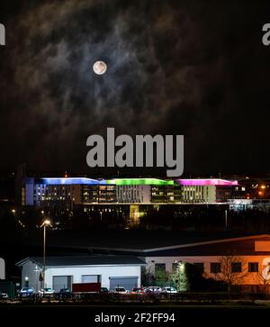 Mansfield City horizon de la ville du royaume-uni sous le ciel nocturne de la pleine lune bâtiments industriels maisons et hôpital moderne vue panoramique à l'intérieur couleurs éclatantes Banque D'Images