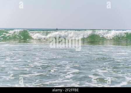 Vague dans le surf, Goa, Inde Banque D'Images