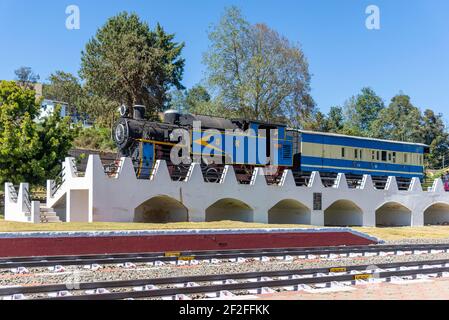 Exposition d'une ancienne locomotive du Blue Mountain train, Mettupalayam, Tamil Nadu, Inde Banque D'Images