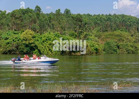 Les bateaux à moteur au-dessus du lac, de la jungle, Banque D'Images