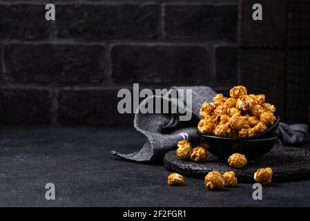 Pop-corn au caramel salé dans un bol Banque D'Images