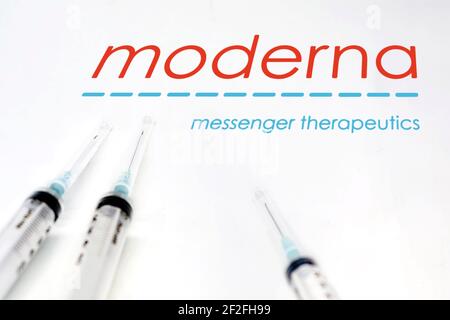Cambridge, ma, USA, 10 février 2021 : trois seringues à côté du logo Moderna isolées sur fond blanc. Santé et prévention. Moderna Covid-1 Banque D'Images
