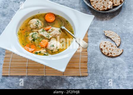 Soupe au poulet et au mazzo-ball - plat traditionnel juif ashkénaze Pour les vacances de la Pâque Banque D'Images