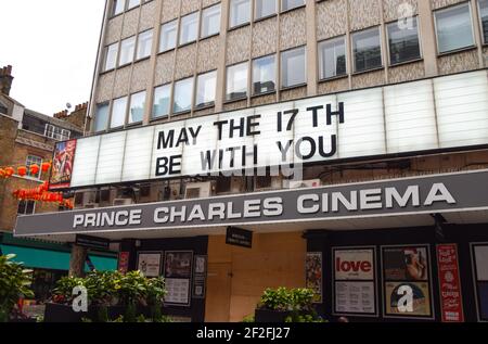 Le chapiteau présentant « Jouez le 17 vous voir » au Prince Charles Cinema dans le West End de Londres lors du troisième confinement du coronavirus en Angleterre. Les cinémas doivent rouvrir le 17 mai. Banque D'Images