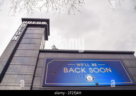 « We're're Back Soon » au cinéma Odeon fermé de Leicester Square pendant le verrouillage du coronavirus. Banque D'Images