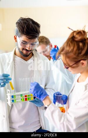 Groupe de chercheurs scientifiques en recherche médicale travaillant collectivement en laboratoire Banque D'Images