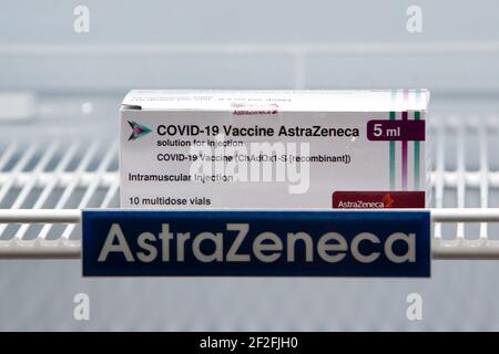 Bangkok, Thaïlande. 12 mars 2021. Une boîte du vaccin AstraZeneneca est visible dans un réfrigérateur à l'Institut des maladies infectieuses de Bamrasnaradura dans la province de Nonthaburi, à la périphérie de Bangkok. Le Premier ministre thaïlandais, Prayuth Chan O-Cha, et ses ministres ont brusquement reporté l'inoculation de Covid-19 prévue vendredi après que plusieurs pays européens ont suspendu l'utilisation du vaccin AstraZeneca sur des rapports de certains patients ayant développé des caillots sanguins. Crédit : SOPA Images Limited/Alamy Live News Banque D'Images