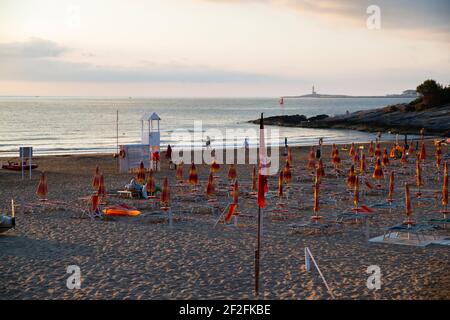 plage de sable vide avec parasols Banque D'Images