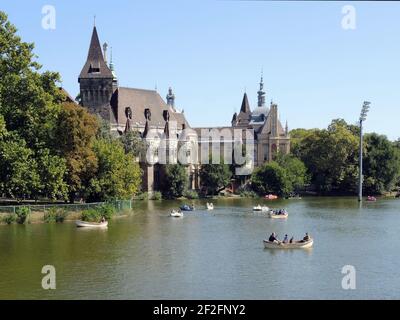 BUDAPEST, HONGRIE - 15 septembre 2019: Bateaux sur le lac artificiel de Budapest, Hongrie parc varosliget avec le château de Vajdahunyad et le musée de l'agriculture Banque D'Images