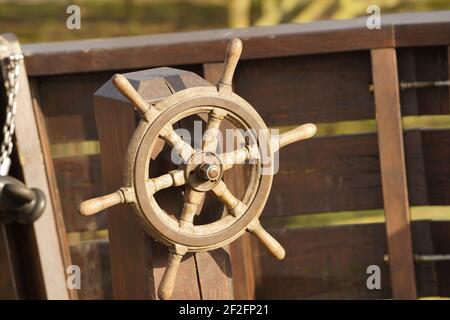 Aire de jeux en bois pour les enfants en plein air, roue des bateaux Banque D'Images