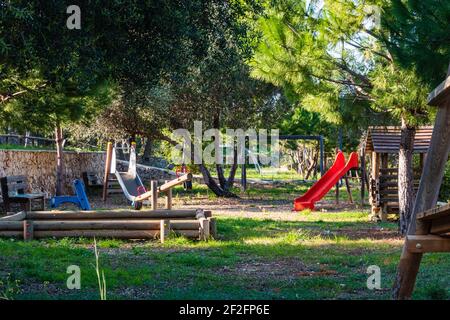 Une aire de jeux dans un parc par beau temps Banque D'Images
