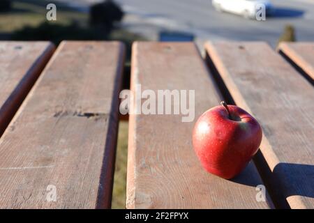 Pomme rouge sur une table en bois à l'extérieur Banque D'Images