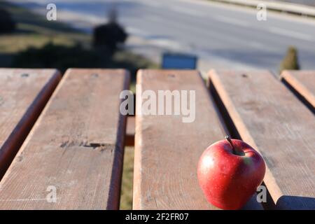 Pomme rouge sur une table en bois à l'extérieur Banque D'Images