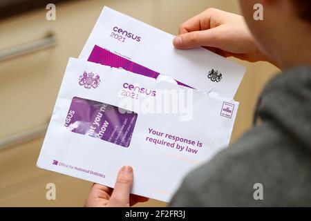 Ouverture de la lettre du recensement britannique de 2021 Banque D'Images