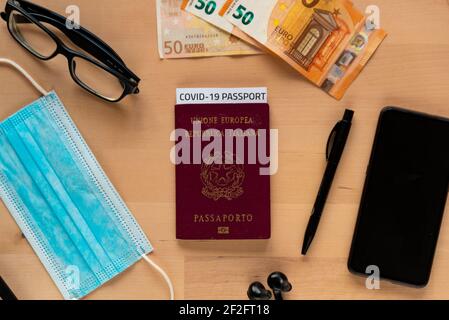 concept de voyage d'affaires avec passeport de vaccination de covid avec passeport d'immunité de covid19. désinfectant pour les mains et téléphone mobile et argent avec masque facial, t Banque D'Images